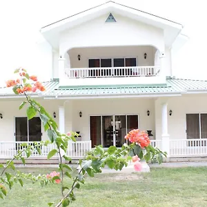 julies-holiday-home.maheislandhotels.com/